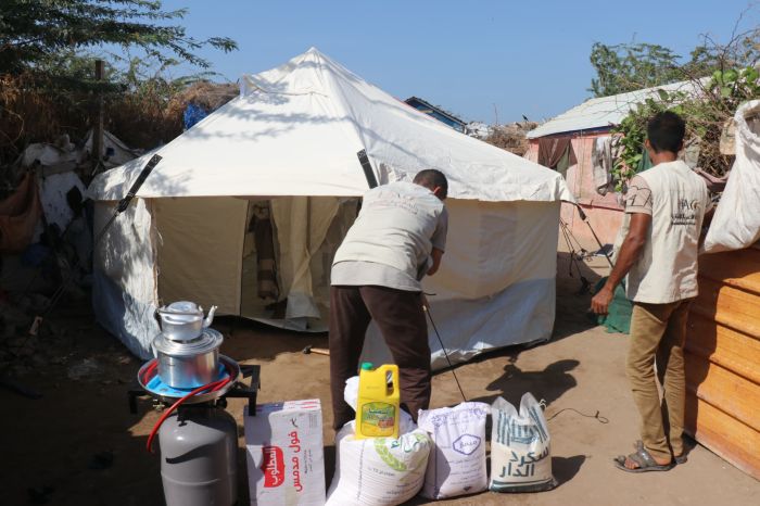 الحديدة.. خلية الأعمال الإنسانية تقدم مساعدات طارئة لأسرة نازحة توفي طفلها من البرد