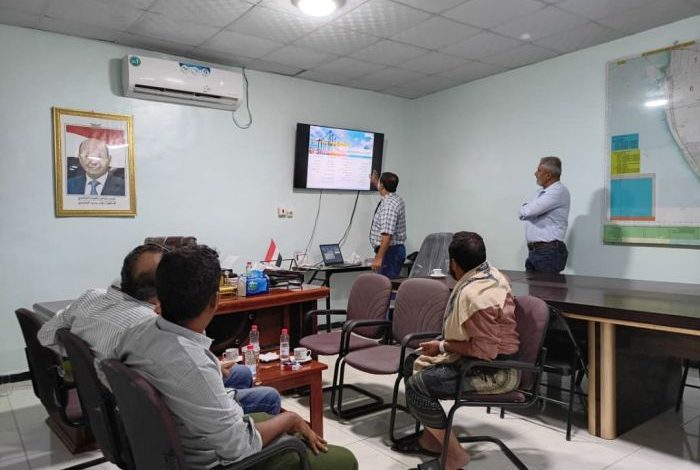 الحكيمي والعريقي يزوران ميناء المخا للاطلاع على مشاريع التطوير