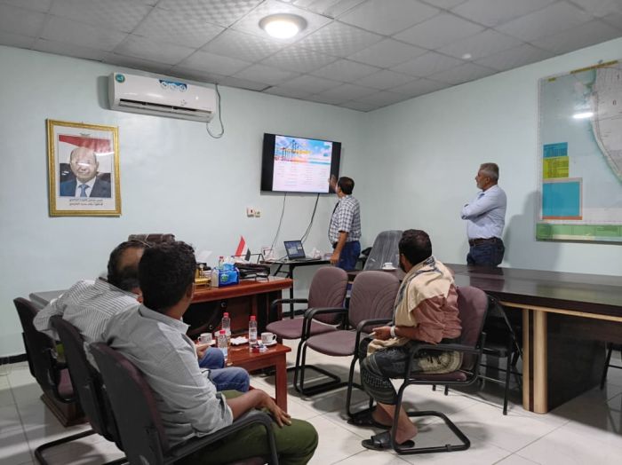 الحكيمي والعريقي يزوران ميناء المخا للاطلاع على مشاريع التطوير