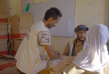 الخلية الإنسانية توزع ملابس شتوية لأطفال ريف المخا