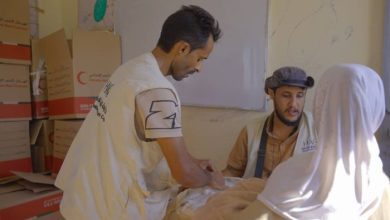 الخلية الإنسانية توزع ملابس شتوية لأطفال ريف المخا