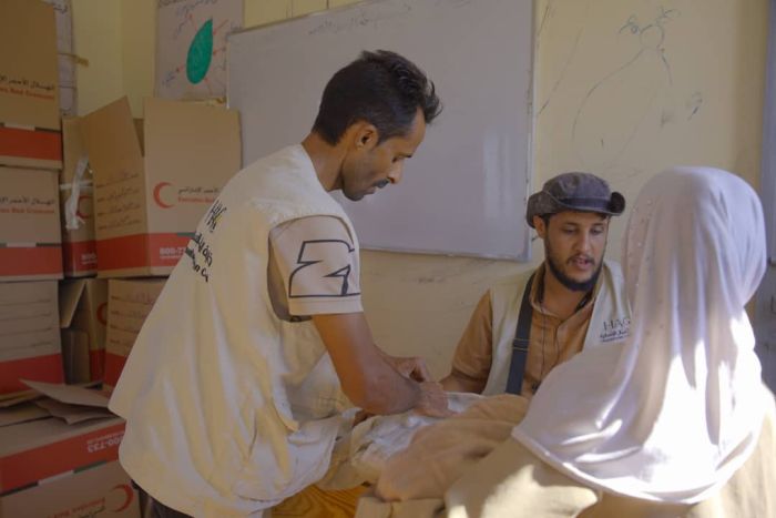 الخلية الإنسانية توزع ملابس شتوية لأطفال ريف المخا