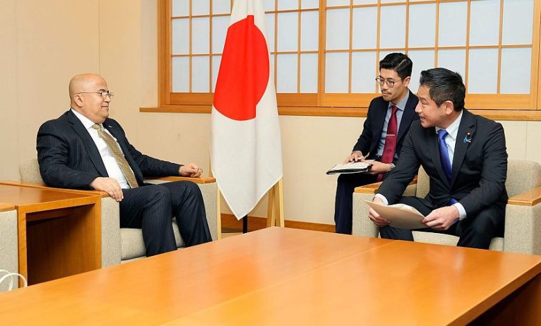 السفير السنيني يبحث مع نائب وزير الخارجية الياباني تعزيز العلاقات الثنائية