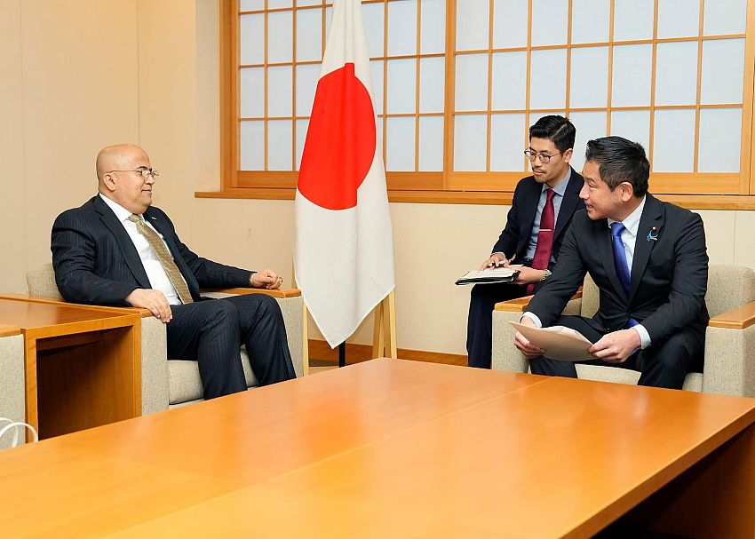 السفير السنيني يبحث مع نائب وزير الخارجية الياباني تعزيز العلاقات الثنائية