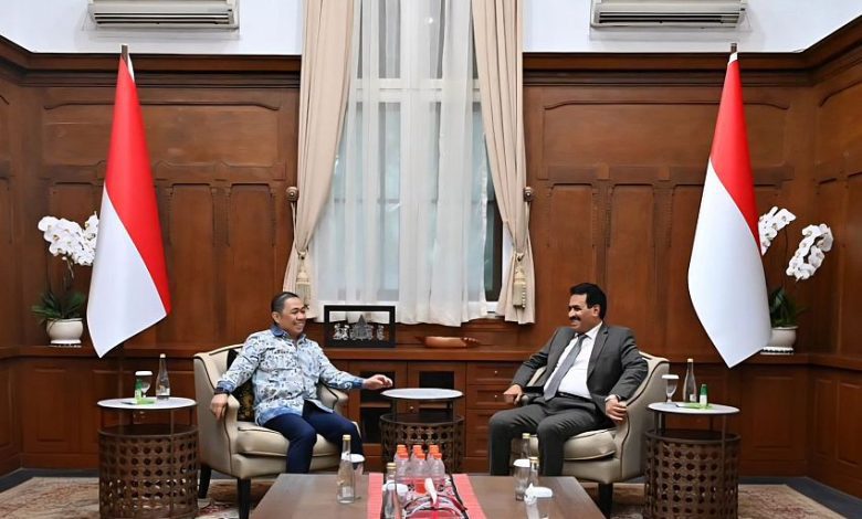 السفير بلفقيه يبحث مع نائب وزير الخارجية الإندونيسي تعزيز وتطوير التعاون الثنائي