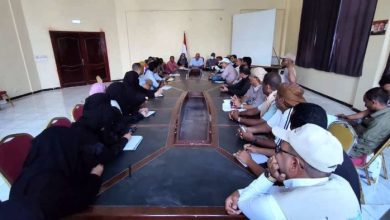 السلطة المحلية بالمخا تناقش مع المنظمات الإنسانية آلية العمل وتحديد المهام للعام 2026