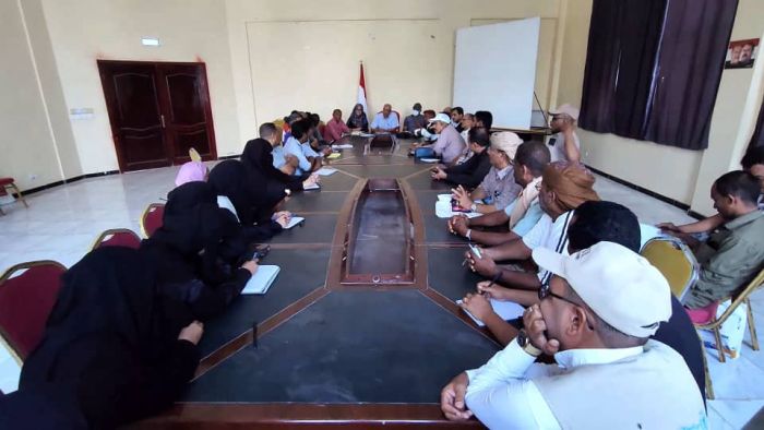 السلطة المحلية بالمخا تناقش مع المنظمات الإنسانية آلية العمل وتحديد المهام للعام 2026