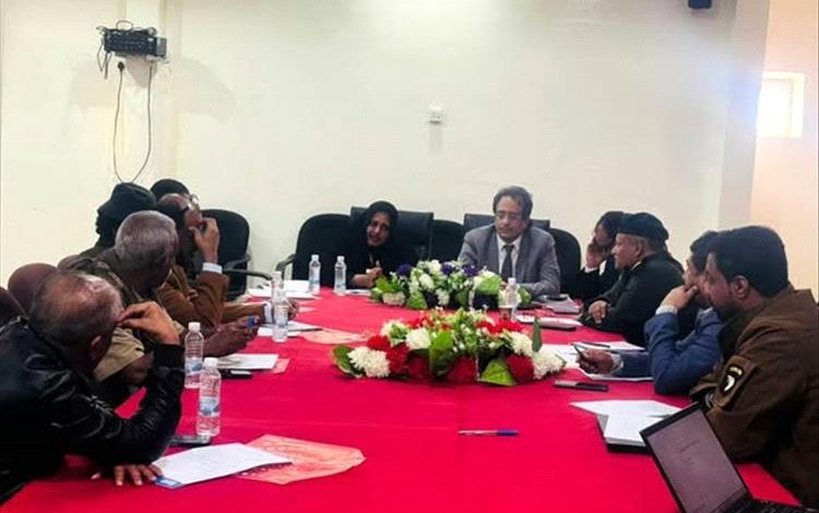 السلطة المحلية بشبوة و«إنترسوس» تبحثان معالجة الهجرة غير الشرعية