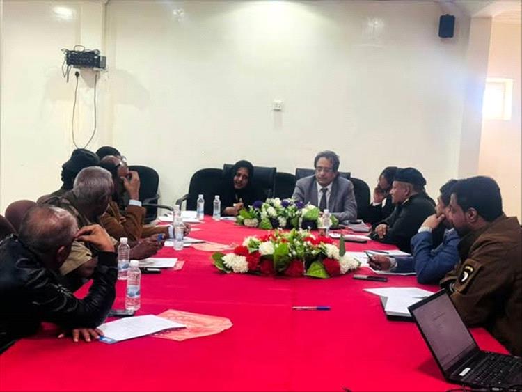 السلطة المحلية بشبوة و«إنترسوس» تبحثان معالجة الهجرة غير الشرعية