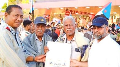 الشيخ النقيب يكرم المناضل العميد فيصل الجعري تقديرا للدور النضالي ومايقدمه من جهد في خدمة قضايا شعب الجنوب