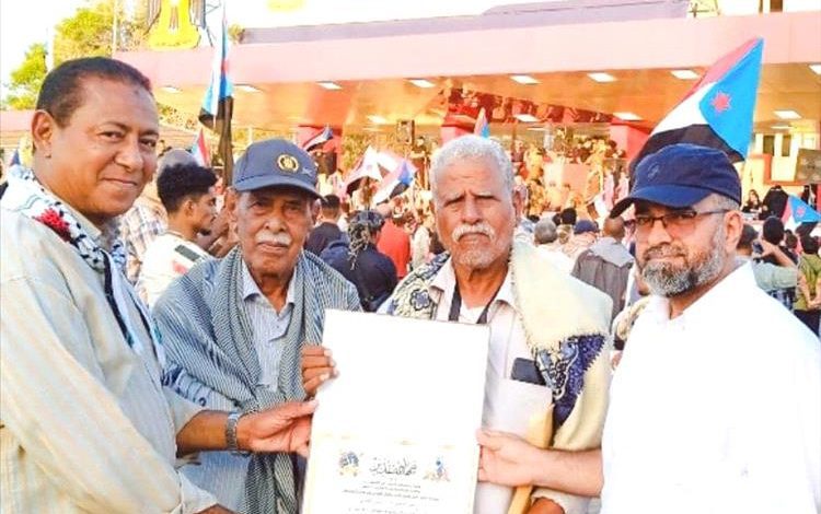 الشيخ النقيب يكرم المناضل العميد فيصل الجعري تقديرا للدور النضالي  ومايقدمه من جهد في خدمة قضايا شعب الجنوب