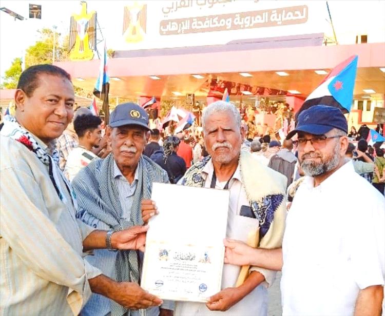 الشيخ النقيب يكرم المناضل العميد فيصل الجعري تقديرا للدور النضالي ومايقدمه من جهد في خدمة قضايا شعب الجنوب