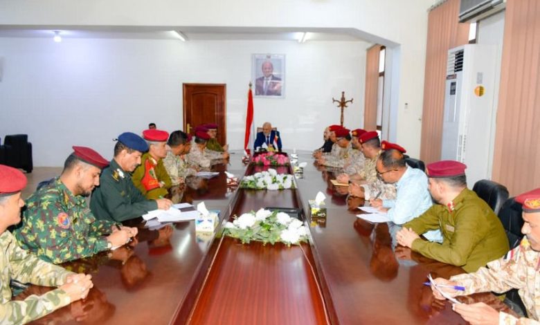 اللجنة العسكرية والأمنية بتعز تعقد اجتماعاً استثنائياً وتؤيد قرارات رئيس مجلس القيادة الرئاسي