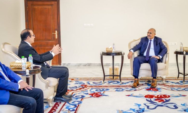 اللواء الزُبيدي يطّلع على الوضع الصحي في عدن والمحافظات المحررة