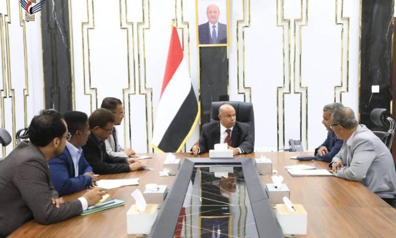 المحافظ الخنبشي يؤكد أهمية الحفاظ على وحدة حضرموت وتوفير الخدمات الأساسية للمواطنين