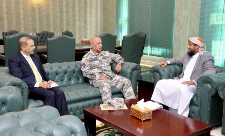 المحرّمي يناقش تعزيز قدرات خفر السواحل لمواجهة تهريب السلاح والتهديدات البحرية