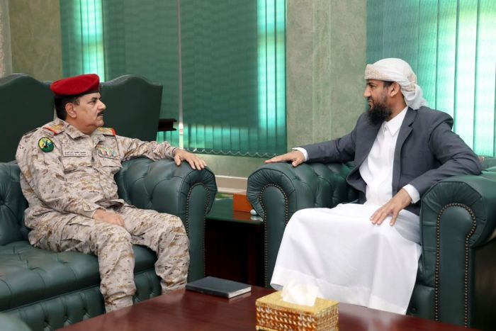 المحرّمي يناقش مع وزير الدفاع مستجدات الأوضاع العسكرية وجهود رفع الجاهزية القتالية