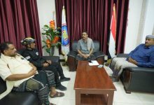 المزلم يستقبل الرحّال اليمني بشير الورد لدى وصوله إلى مدينة المخا