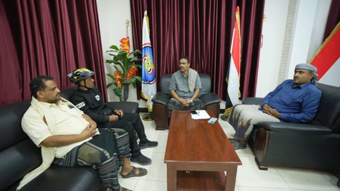 المزلم يستقبل الرحّال اليمني بشير الورد لدى وصوله إلى مدينة المخا