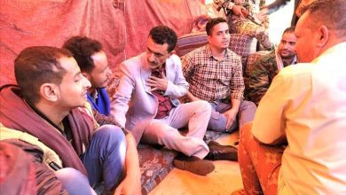 المشمر يزور جرحى مخيم الاعتصام ويؤكد اهتمام السلطة المحلية بمتابعة قضاياهم