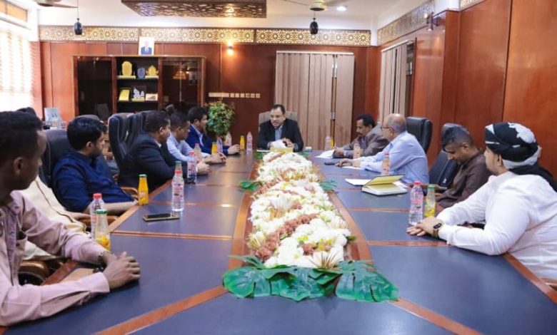 الوزير السقطري يناقش مع أمين محلي المهرة أولويات المحافظة في القطاعين الزراعي والسمكي