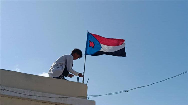 انتقالي خنفر يدشّن رفع العلم الجنوبي في عددٍ من المؤسسات الحكومية