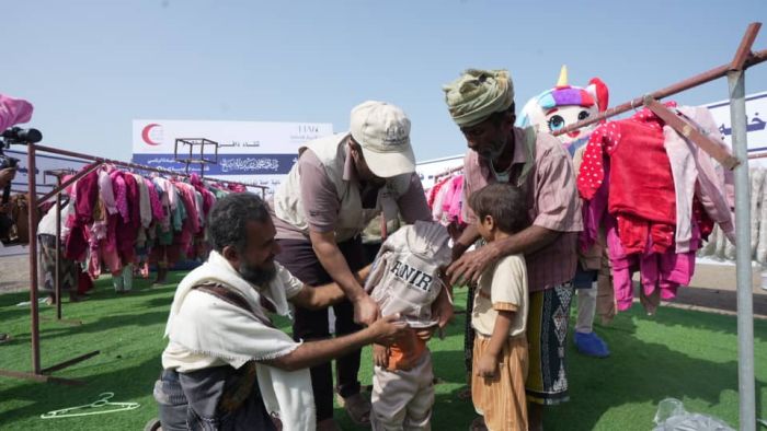 برعاية طارق صالح ودعم إماراتي: الخلية الإنسانية تدشن توزيع الملابس الشتوية في الساحل الغربي