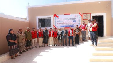 برعاية محافظ شبوة.. الهلال الأحمر اليمني يفتتح مشروع بناء فصول دراسية في مدرسة شرشور بمديرية حبان