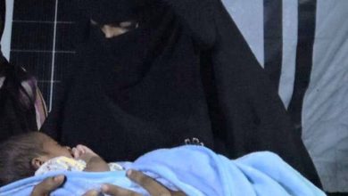 بعملية مشتركة.. أمن الخوخة يعيد طفلة رضيعة لوالديها ويوقف المختطفين