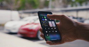 تسلا تنهي مشكلة نسيان الآيفون داخل السيارة نهائيًا