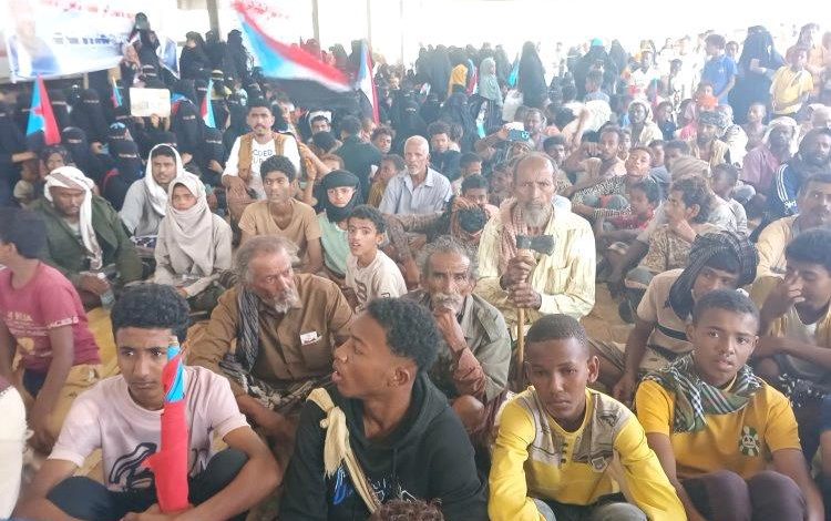 تصاعد الحشود في أبين مطالِبة بإعلان الدولة الجنوبية واستعادة السيادة