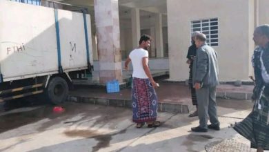 تعز.. الوجيه يدشّن العمل بمركز الإنزال السمكي في العرضي بذو باب