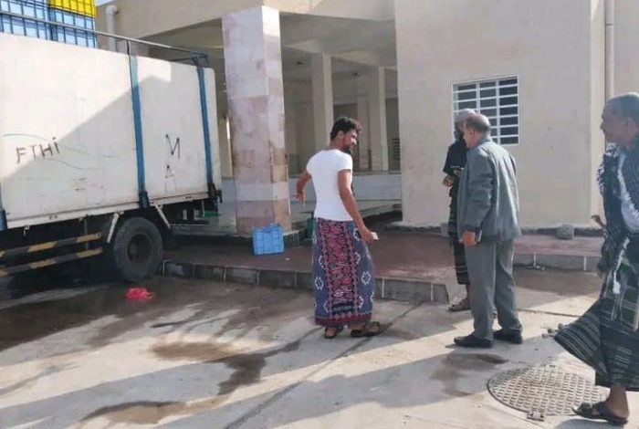 تعز.. الوجيه يدشّن العمل بمركز الإنزال السمكي في العرضي بذو باب