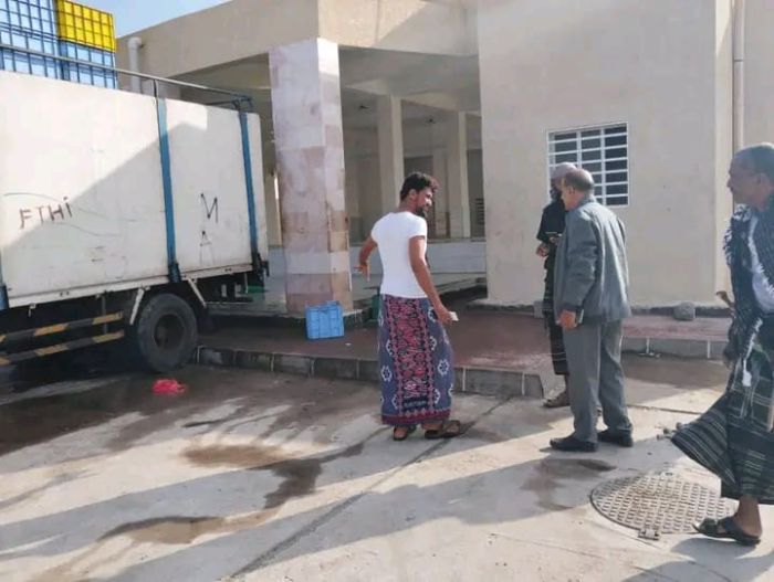 تعز.. الوجيه يدشّن العمل بمركز الإنزال السمكي في العرضي بذو باب