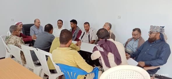 تعز.. تنفيذي ذو باب يناقش الاستعدادات للامتحانات النصفية ومتابعة المشاريع التنموية