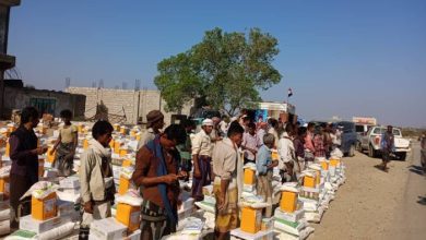 تعز.. توزيع 900 سلة غذائية للأسر الأشد فقرًا في موزع