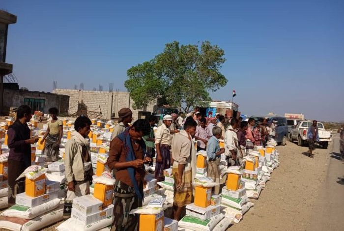 تعز.. توزيع 900 سلة غذائية للأسر الأشد فقرًا في موزع