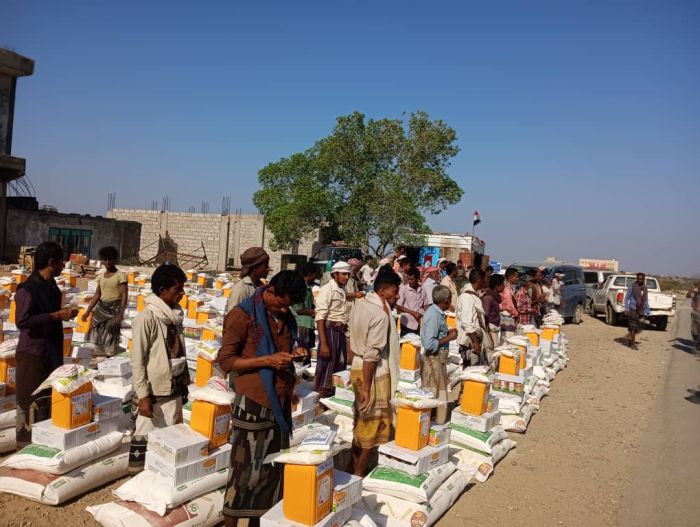 تعز.. توزيع 900 سلة غذائية للأسر الأشد فقرًا في موزع