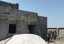 تعز.. مدير عام ذو باب المندب يتفقد سير العمل في مشروع مرفق 22 مايو الصحي بالبحصة