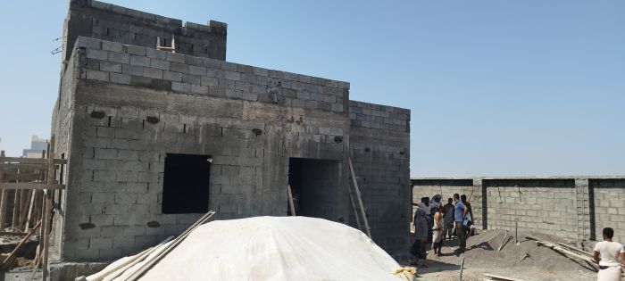 تعز.. مدير عام ذو باب المندب يتفقد سير العمل في مشروع مرفق 22 مايو الصحي بالبحصة