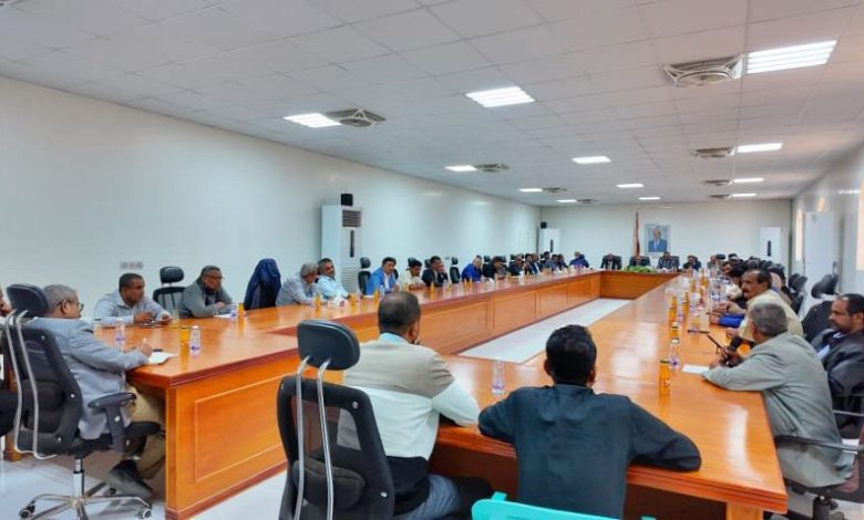 تنفيذي شبوة يناقش تقريري مكتب الصناعة والتجارة وفرع الهيئة العامة للمواصفات ومشروع موازنة المحافظة
