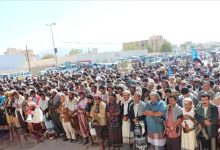 جماهير شبوة تؤدي صلاة الجمعة في ساحة الاعتصام بمدينة عتق