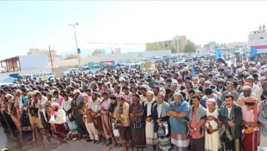 جماهير شبوة تؤدي صلاة الجمعة في ساحة الاعتصام بمدينة عتق