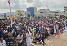 حشود جماهيرية تؤدي صلاة الجمعة في ساحة العروض بخور مكسر