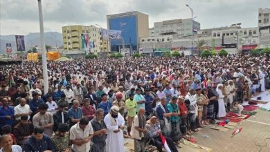 حشود جماهيرية تؤدي صلاة الجمعة في ساحة العروض بخور مكسر