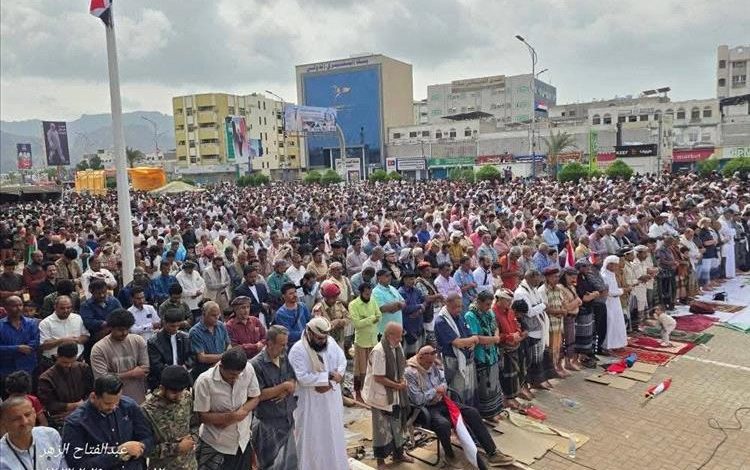 حشود جماهيرية تؤدي صلاة الجمعة في ساحة العروض بخور مكسر