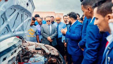 خريجو هندسة عدن يحوّلون سيارة بنزين إلى كهربائية ذكية بالكامل