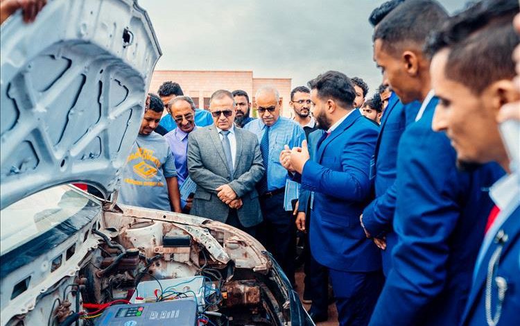 خريجو هندسة عدن يحوّلون سيارة بنزين إلى كهربائية ذكية بالكامل