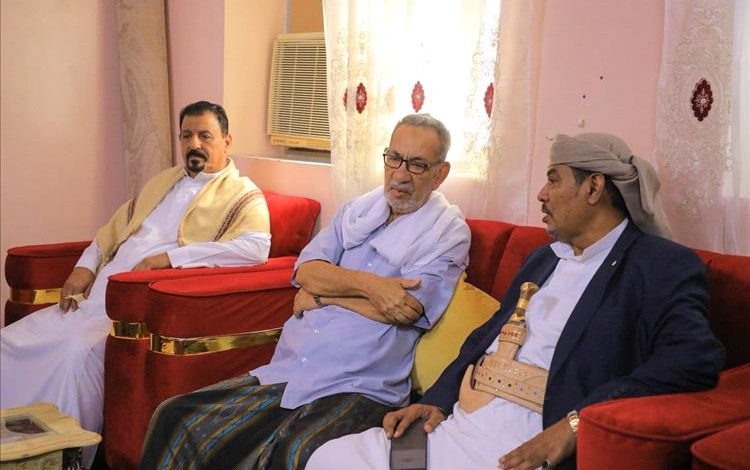 رئيس حلف قبائل حضرموت الجديد يزور أسرة شهيد الهبة الحضرمية عمر بازنبور ويؤكد الوفاء لمسيرة الشهداء