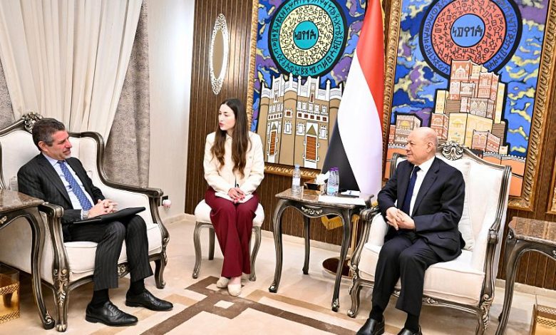 رئيس مجلس القيادة يؤكد الالتزام الصارم بإنفاذ القرارات السيادية ويحذر من تداعيات التمرد على أمن اليمن والمنطقة